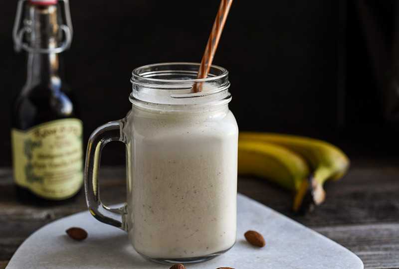 Vanilla-banana-almond smoothie in a jam jar